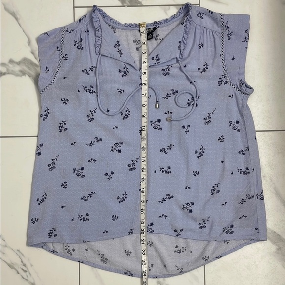 Buffalo David Bitton Light Blue Floral Blouse Flutter Sleeves Tie Front Size S - Picture 8 of 12